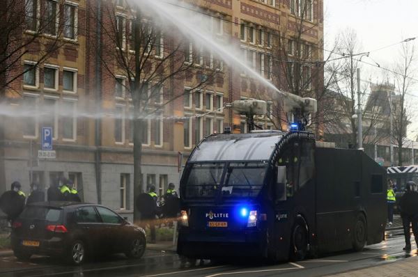 В Амстердаме полиция применила водометы против демонстрантов