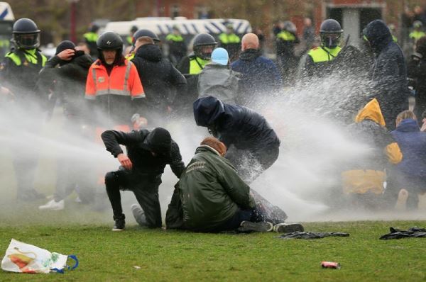 В Амстердаме полиция применила водометы против демонстрантов