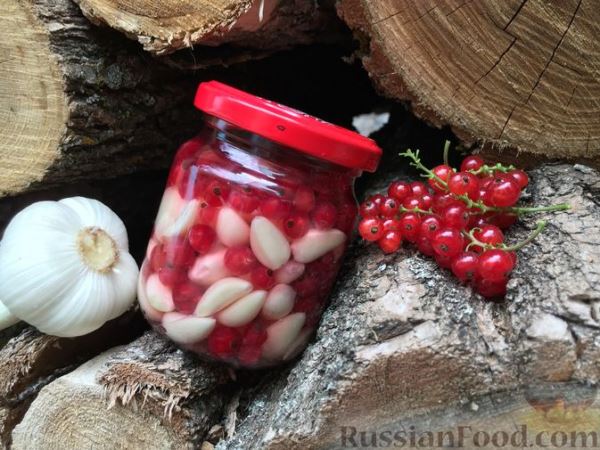Чеснок, маринованный с ягодами брусники, красной смородины или клюквы