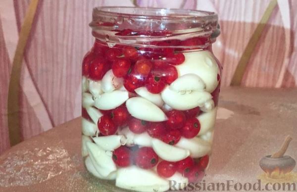 Чеснок, маринованный с ягодами брусники, красной смородины или клюквы