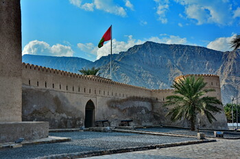 Оман введёт комендантский час с 28 марта